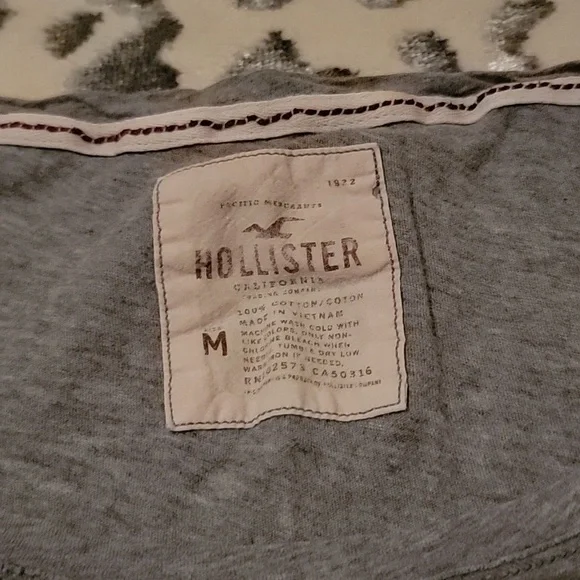 ☀️ Hollister gray top. Size medium - Picture 5 of 6